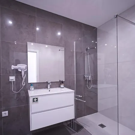 & Surf Lovers With Ac - דירה בליאל